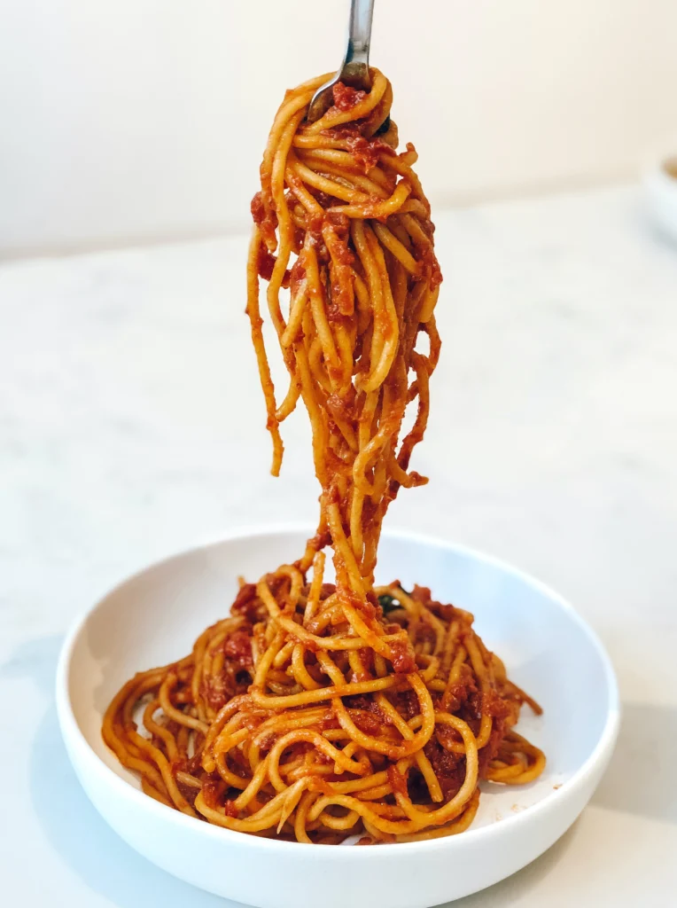 bord met spaghetti