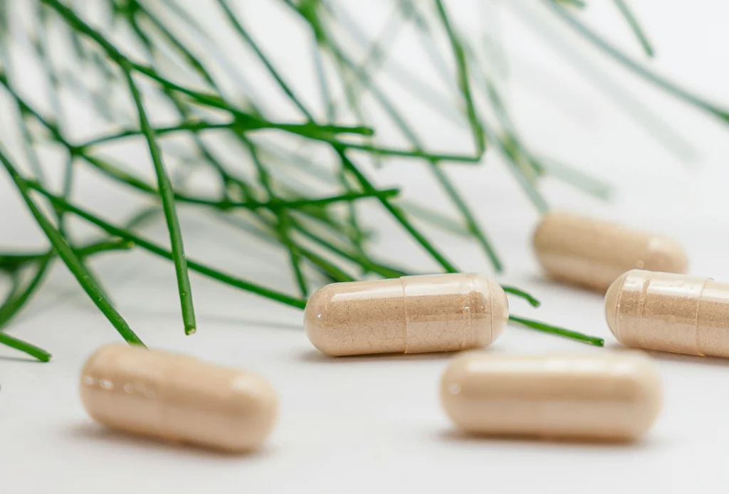 supplementen op tafel in de vorm van capsules